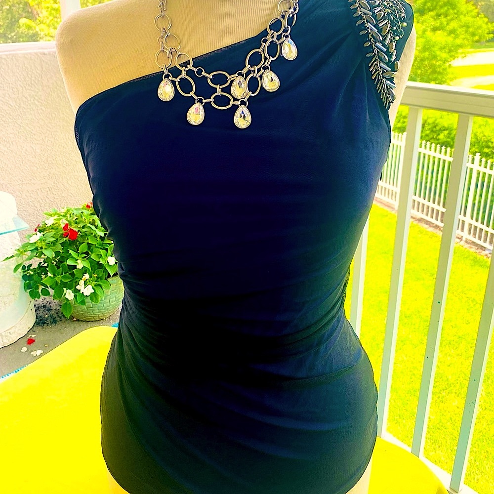 BeBe off shoulder top w necklace